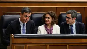 Imagen de archivo del presidente del Gobierno, Pedro Sánchez, y los ministros María Jesús Montero y Félix Bolaños en el Congreso. 