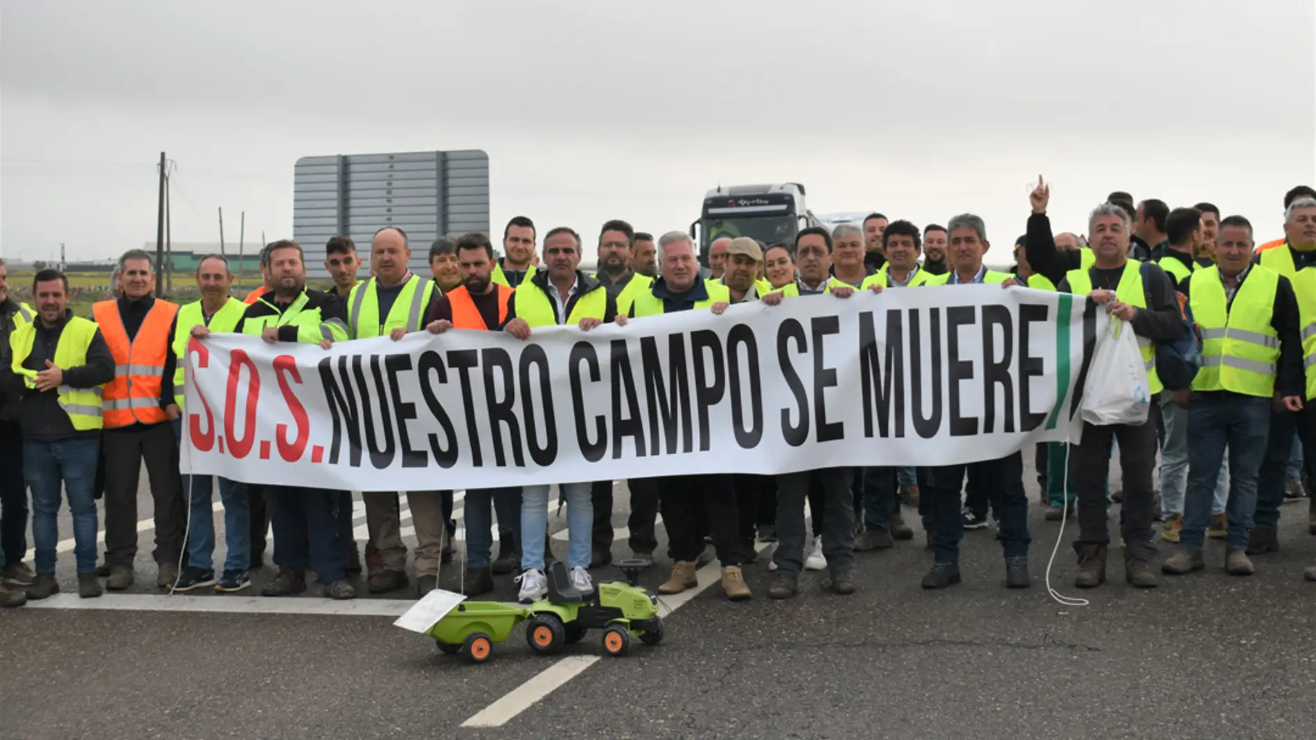 Agricultores y tractoristas extremeños se manifiestan en la N-430/ EFE/Samuel Sánchez