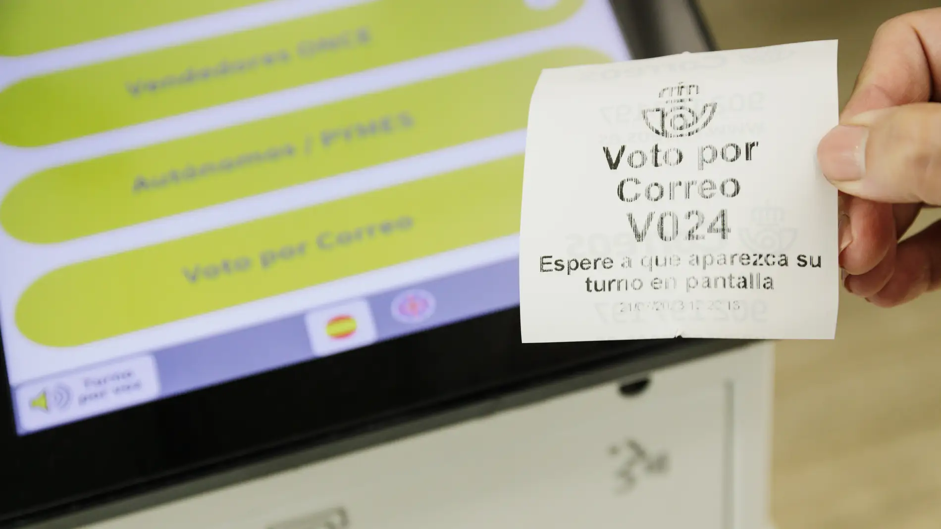 Un ticket de turno de voto por correo en una oficina de Correos. Foto de archivo