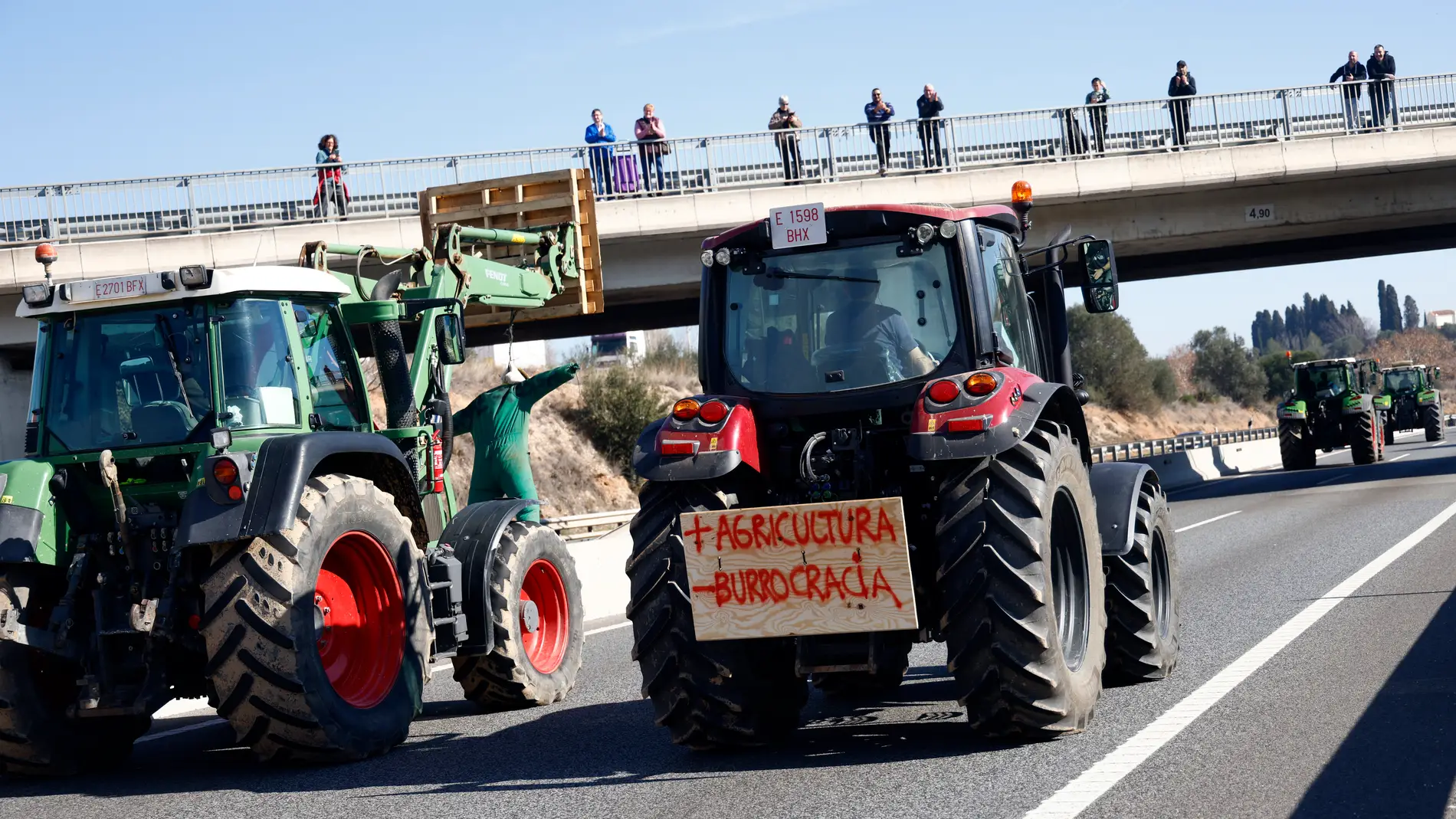 Decenas de tractores circulan por la A-2 hacia Barcelona