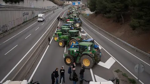 Tractores cortan la C-17 a la altura de Parets del Vallès