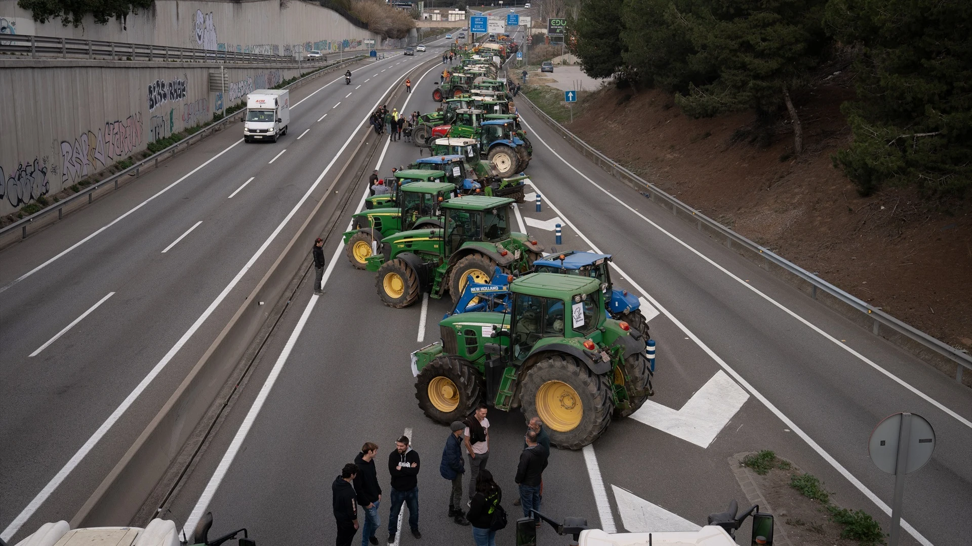 Tractores cortan la C-17 a la altura de Parets del Vallès Tractores cortan la C-17 a la altura de Parets del Vallès