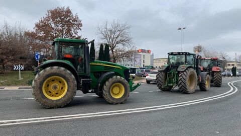 Las caravanas de tractores provocan afecciones al tráfico en Navarra