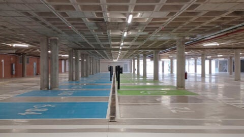 Plazas adaptadas y con recarga para veh&iacute;culos el&eacute;ctricos del aparcamiento subterr&aacute;neo del nuevo campus de la Universidad de Alcal&aacute; en Guadalajara