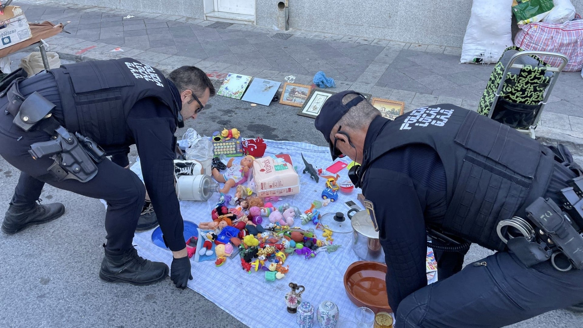 La Policía Local de Elche detecta cinco puestos en el mercadillo de la Plaza de Barcelona sin autorización municipal La Policía Local de Elche detecta cinco puestos en el mercadillo de la Plaza de Barcelona sin autorización municipal