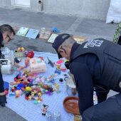 Agentes de la Policía Local de Elche durante la inspección realizada en el mercadillo de la Plaza de Barcelona.