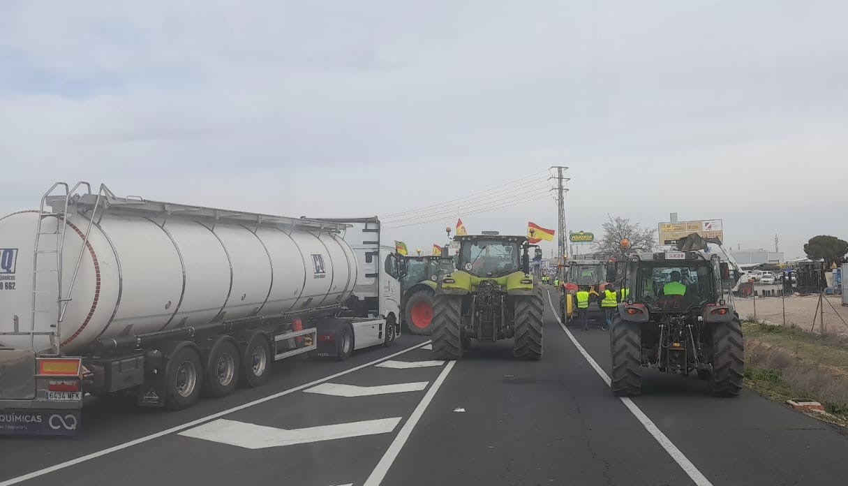 Segunda jornada de protestas. Los agricultores cortan carreteras en Manzanares y Valdepeñas Segunda jornada de protestas. Los agricultores cortan carreteras en Manzanares y Valdepeñas