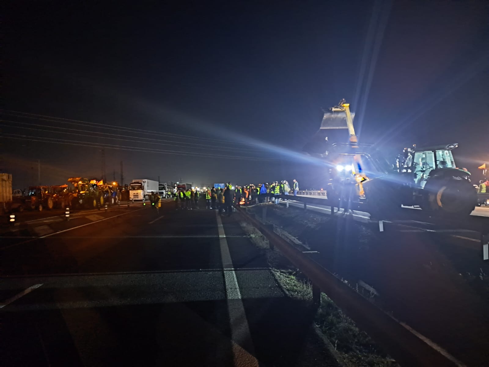 Los agricultores mantienen cortadas la A-4 y la A-43 en Manzanares Los agricultores mantienen cortadas la A-4 y la A-43 en Manzanares