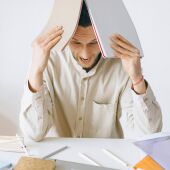 La sobrecarga de trabajo, burocracia y funciones causa estrés y síndrome de burnout
