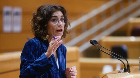 La ministra de Hacienda, Mar&iacute;a Jes&uacute;s Montero comparece en el pleno del Senado que debate los objetivos de estabilidad presupuestaria y de deuda p&uacute;blica y el Plan de Reequilibrio.