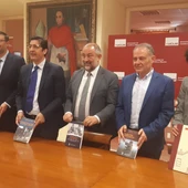 Representantes de la UCLM y de la Junta en la firma del convenio Representantes de la UCLM y de la Junta en la firma del convenio