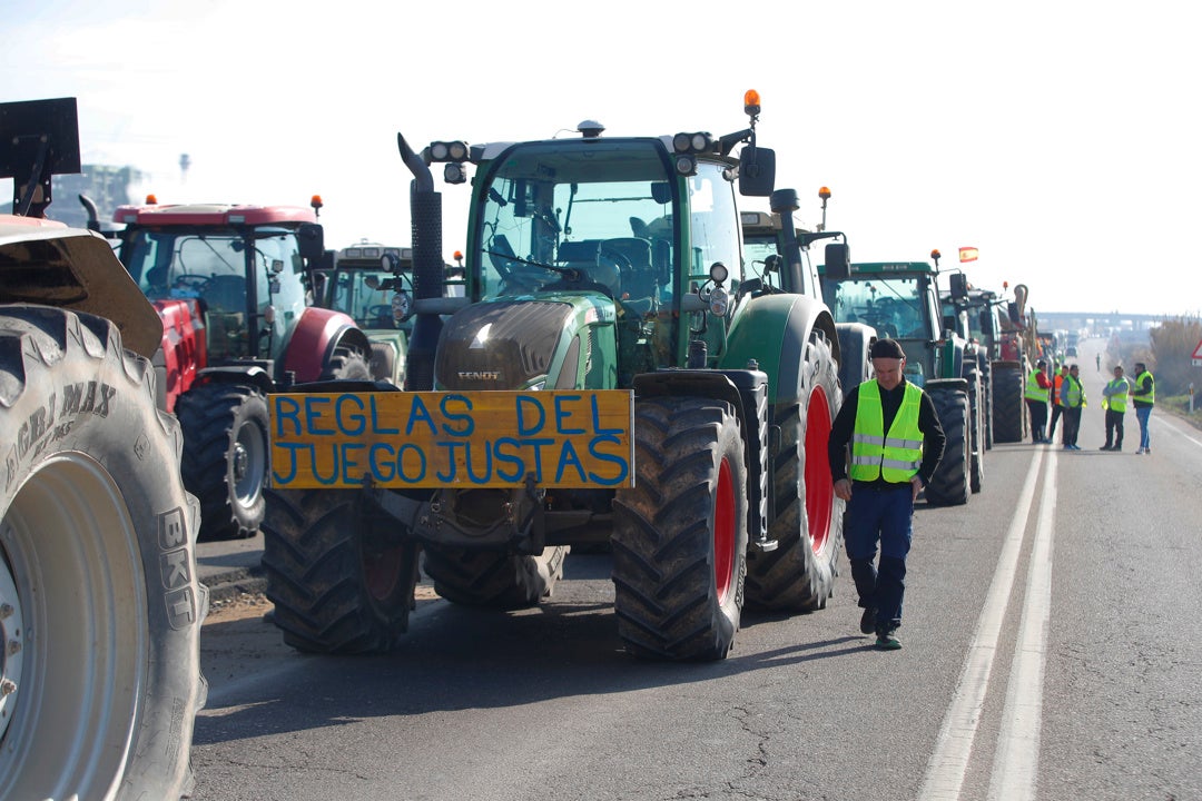 Huelga de agricultores en directo: cortes de carretera, movilizaciones y últimas noticias Huelga de agricultores en directo: cortes de carretera, movilizaciones y últimas noticias