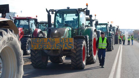 Los agricultores cortan carretera a la altura de El Burgo de Ebro, en Zaragoza/ EFE/ Javier Cebollada