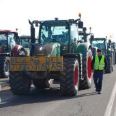 Los agricultores cortan carretera a la altura de El Burgo de Ebro, en Zaragoza