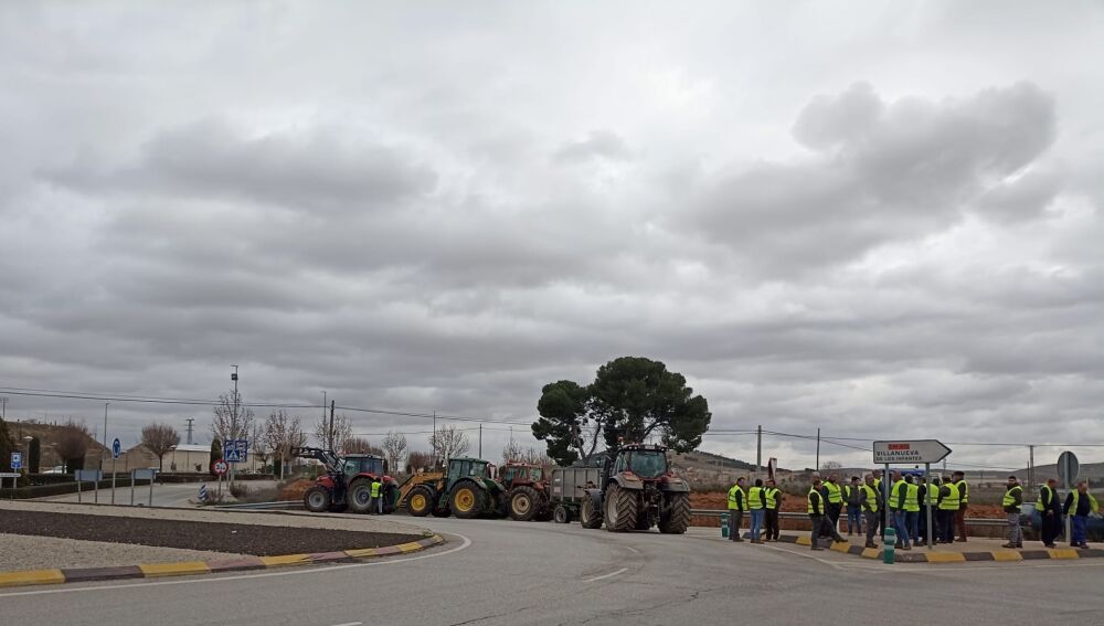 Corte CM-412, a la altura de la rotonda de El Gañán (Valdepeñas)
