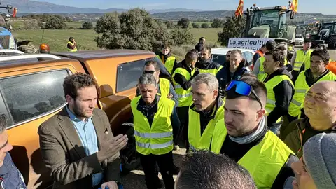 Isaac Claver se ha desaplazado a la entrada de Huesca por la N-240 para dialogar con los agricultores Isaac Claver se ha desaplazado a la entrada de Huesca por la N-240 para dialogar con los agricultores