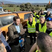 Isaac Claver se ha desaplazado a la entrada de Huesca por la N-240 para dialogar con los agricultores