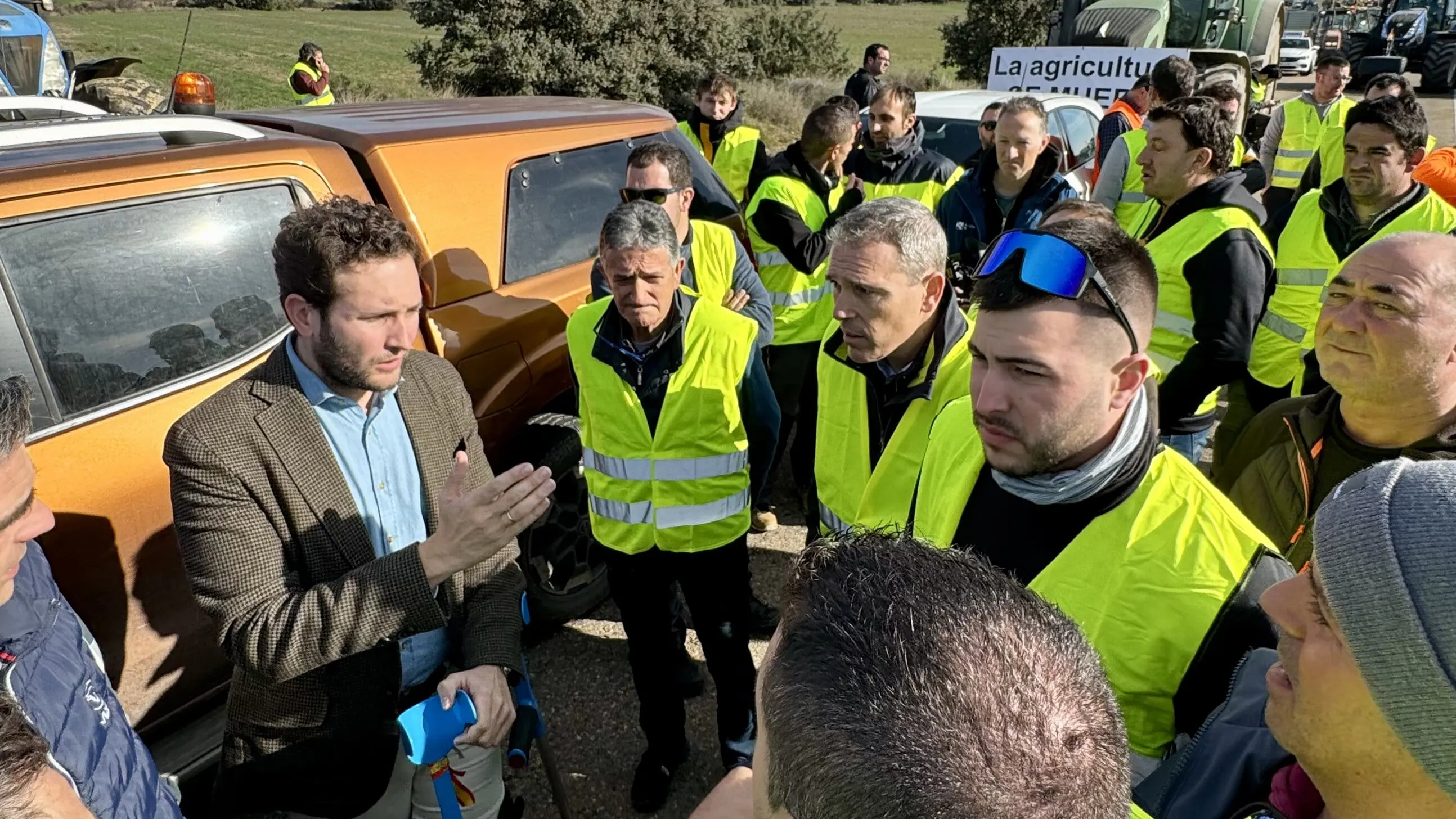 Isaac Claver se ha desaplazado a la entrada de Huesca por la N-240 para dialogar con los agricultores Isaac Claver se ha desaplazado a la entrada de Huesca por la N-240 para dialogar con los agricultores