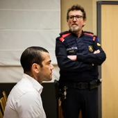 Dani Alves sentado en el banco de los acusados de la Audiencia de Barcelona Dani Alves sentado en el banco de los acusados de la Audiencia de Barcelona