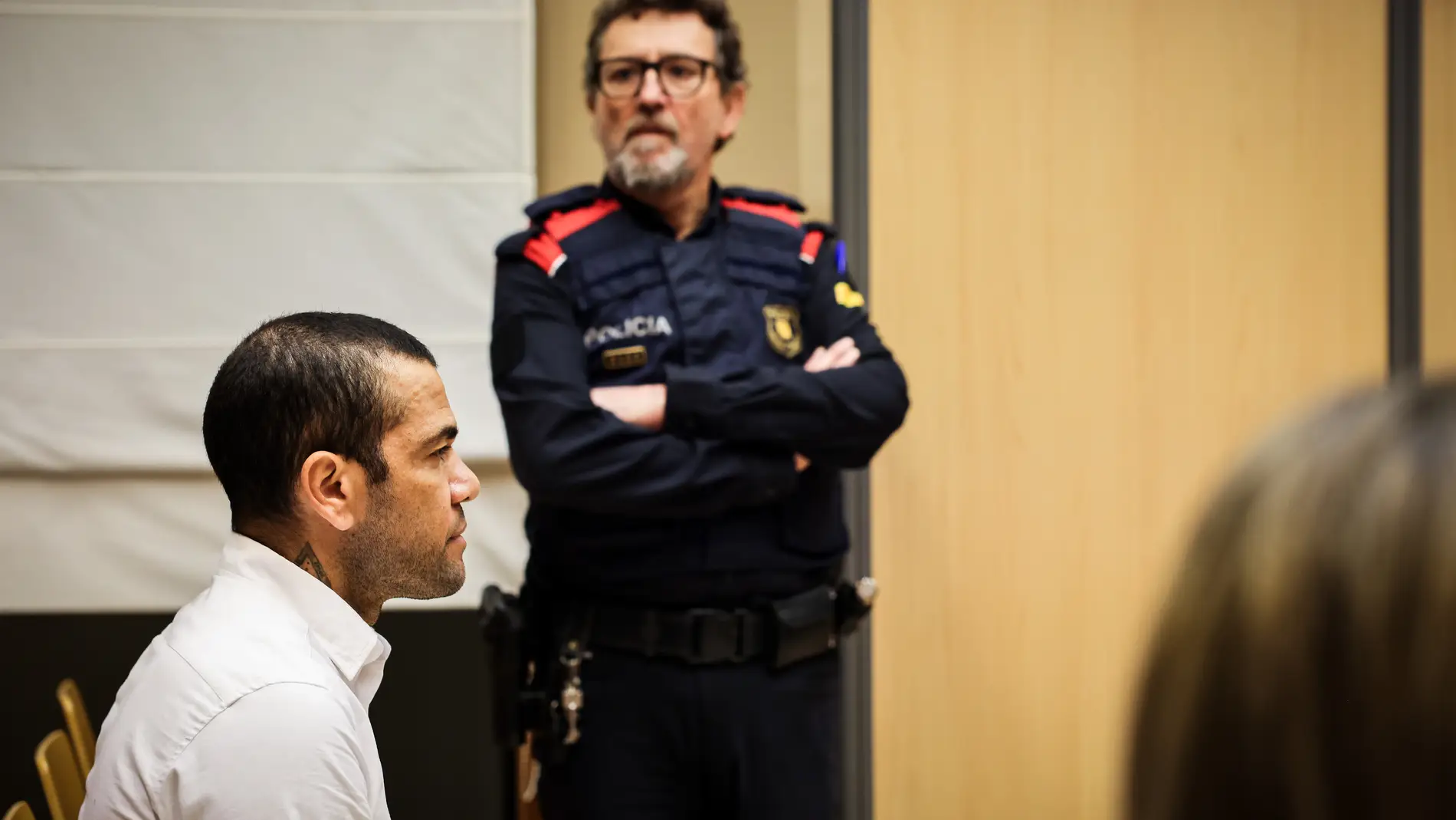 Dani Alves sentado en el banco de los acusados de la Audiencia de Barcelona