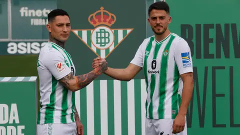 'Chimy' Ávila y Pablo Fornals, en su presentación con el Betis. 'Chimy' Ávila y Pablo Fornals, en su presentación con el Betis.