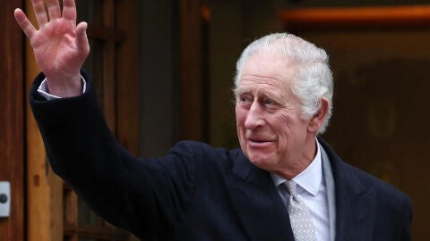 El rey Carlos III de Gran Bretaña saluda a su salida de la clínica de Londres