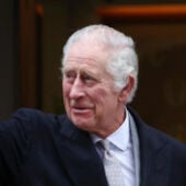 El rey Carlos III de Gran Bretaña saluda a su salida de la clínica de Londres