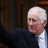 El rey Carlos III de Gran Bretaña saluda a su salida de la clínica de Londres El rey Carlos III de Gran Bretaña saluda a su salida de la clínica de Londres
