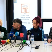 L'Óscar i la Carla, pares del Luca, acompanyats de la presidenta del Defensor del Pacient i de l'advocada de l'entitat L'Óscar i la Carla, pares del Luca, acompanyats de la presidenta del Defensor del Pacient i de l'advocada de l'entitat