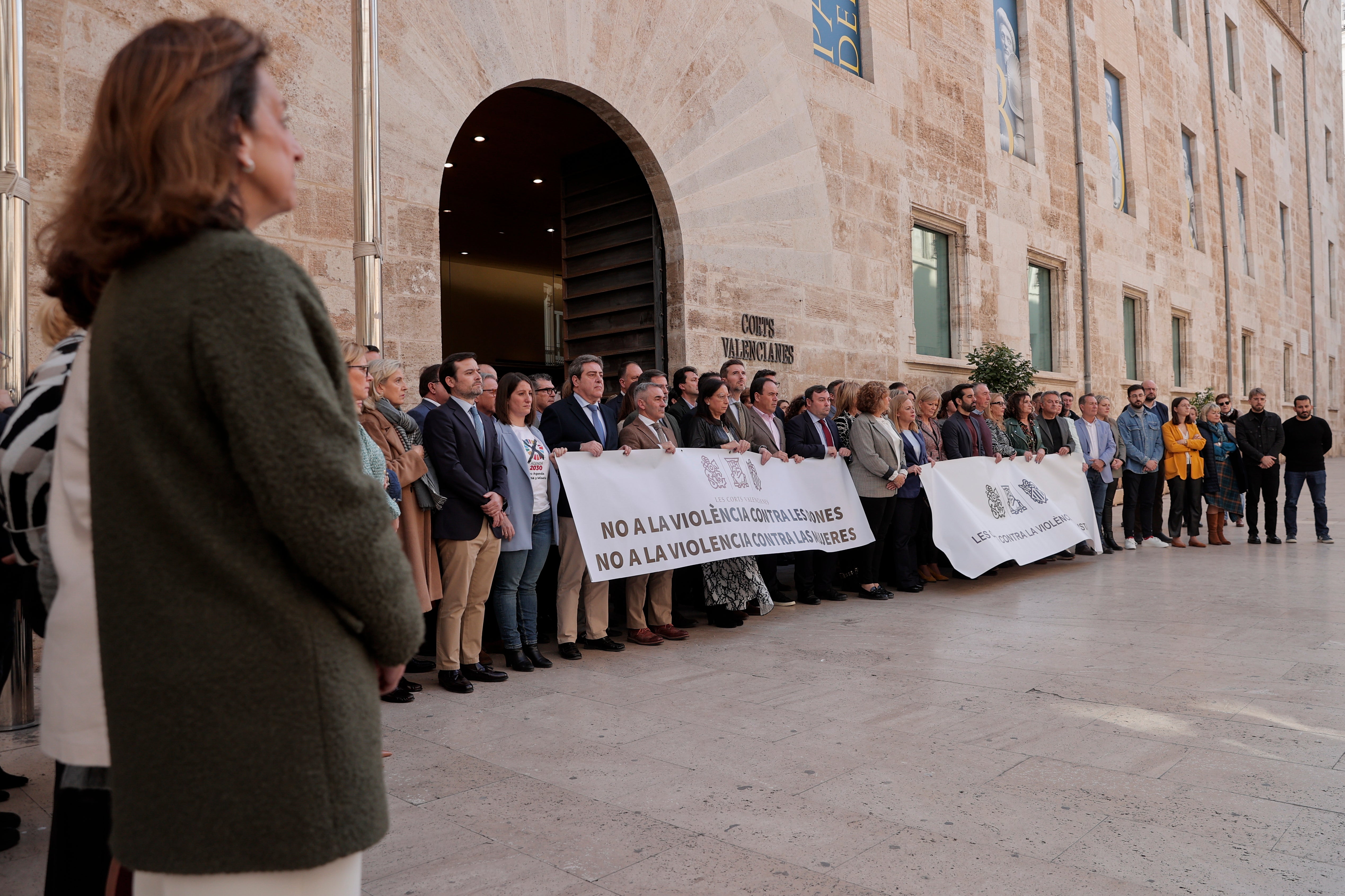 Les Corts Valencianes condenan el asesinato machista de L'Alfàs del Pi en una concentración, otra vez, con dos pancartas Les Corts Valencianes condenan el asesinato machista de L'Alfàs del Pi en una concentración, otra vez, con dos pancartas