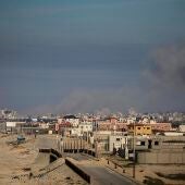 El humo se eleva tras los ataques aéreos israelíes en la ciudad de Gaza