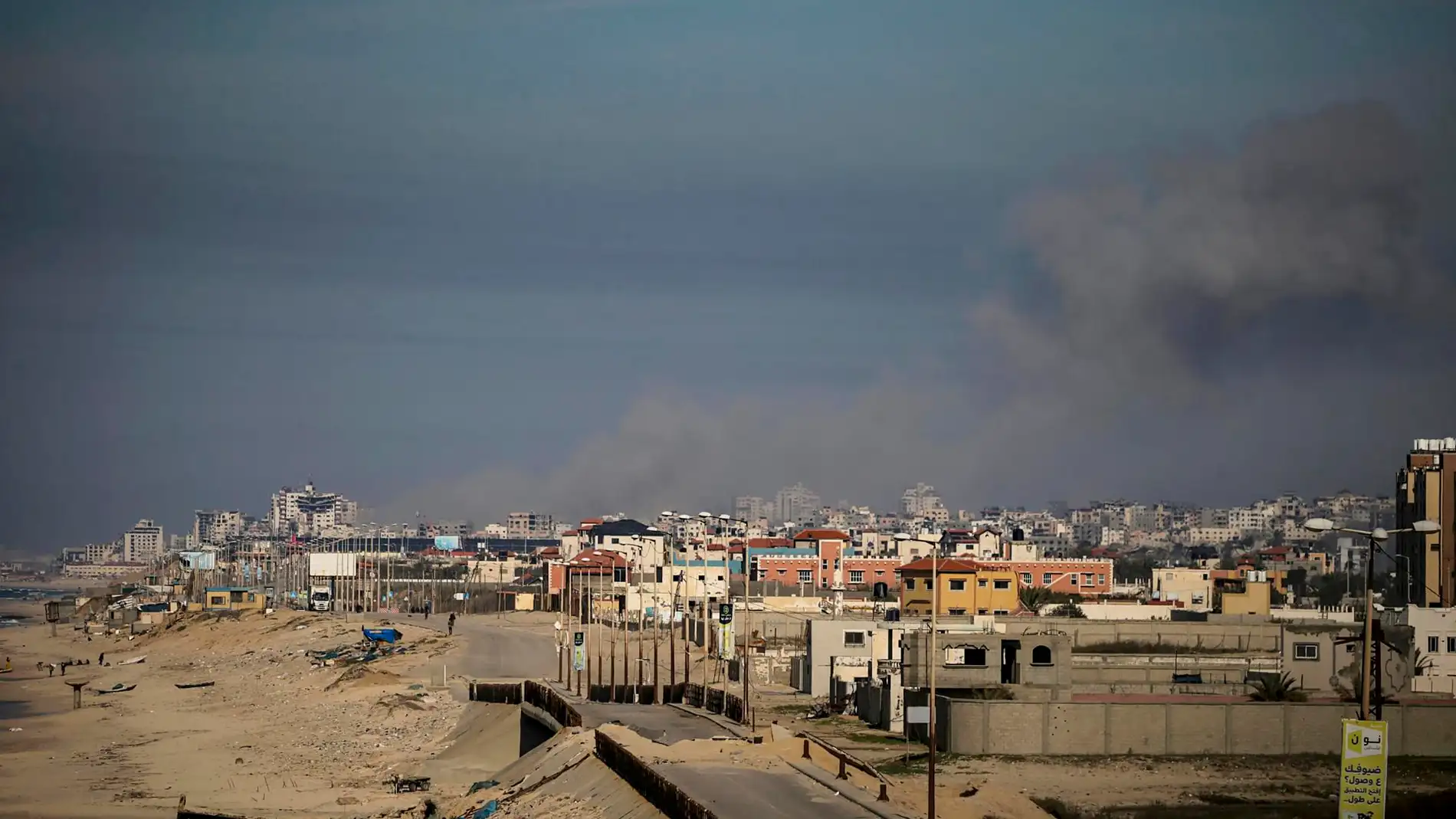 El humo se eleva tras los ataques aéreos israelíes en la ciudad de Gaza