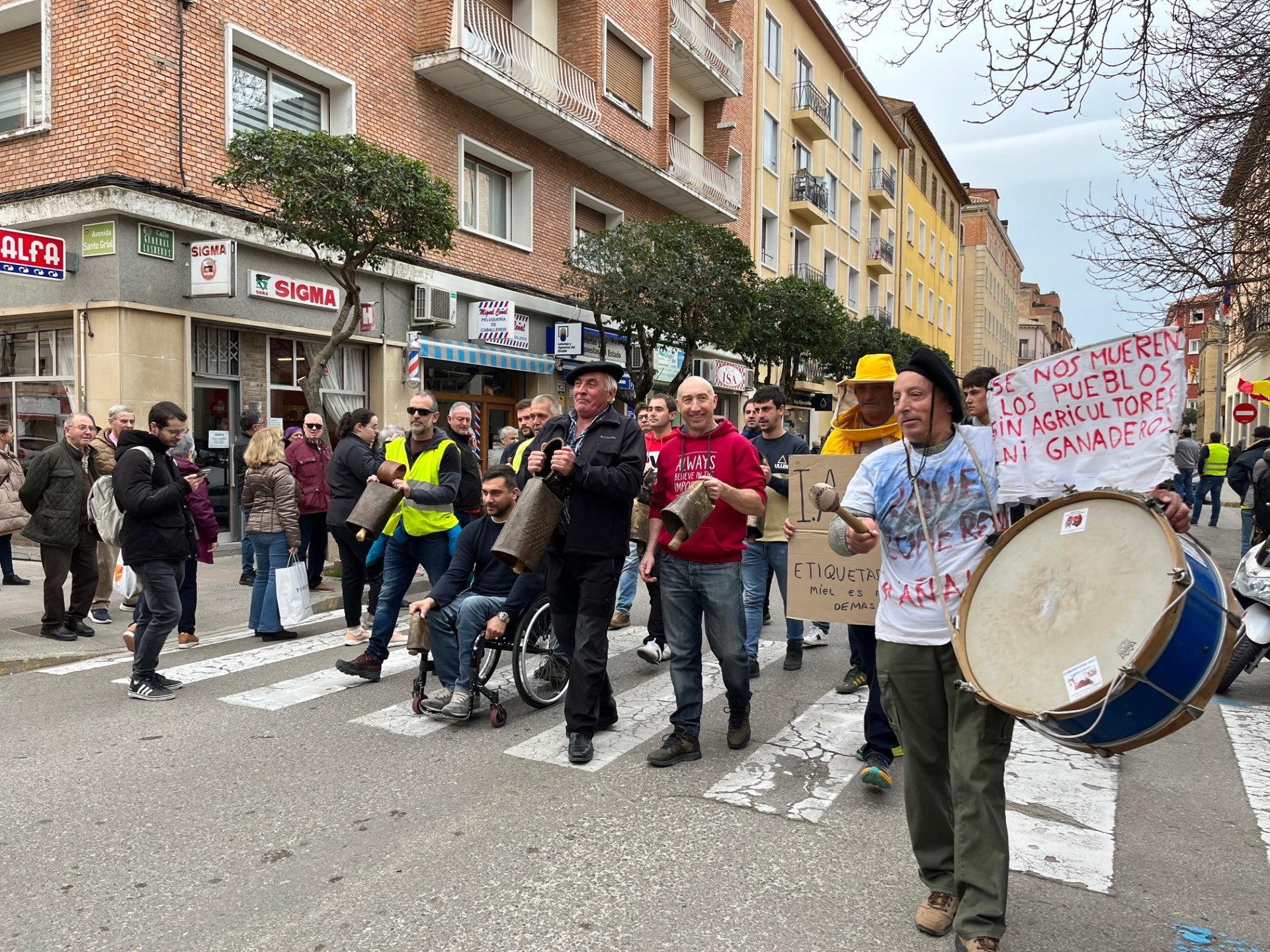 Los tractores superan los bloqueos y vuelven a tomar las calles de Huesca Los tractores superan los bloqueos y vuelven a tomar las calles de Huesca