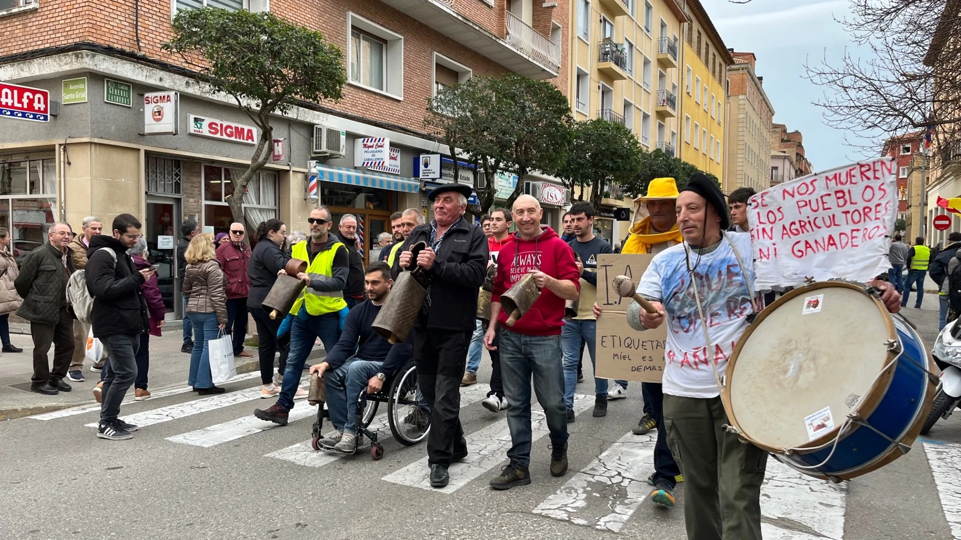 Los manifestantes a su llegada la plaza Cervantes