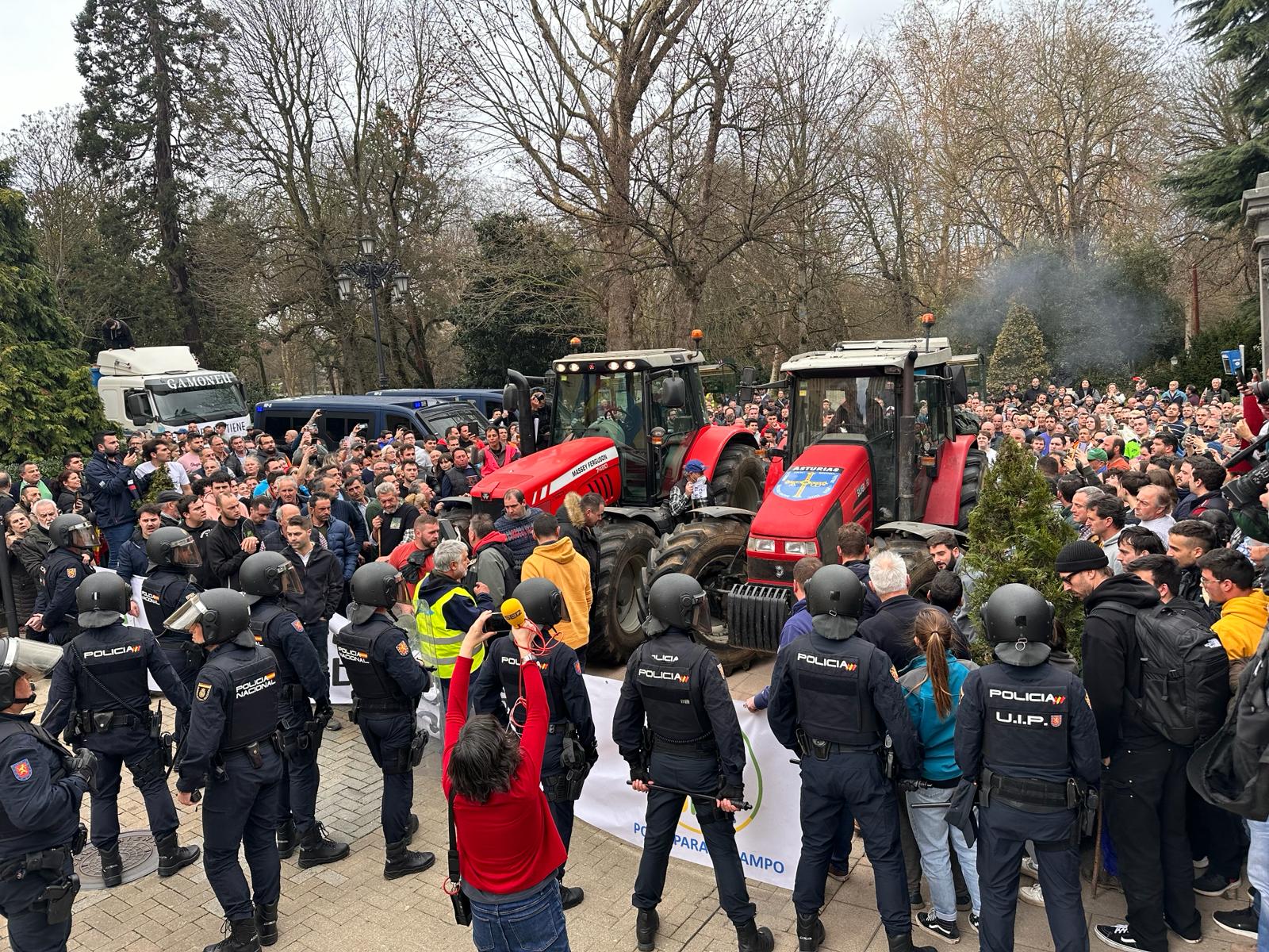 Agricultores y ganaderos se manifiestan en la capital en una multitudinaria tractorada Agricultores y ganaderos se manifiestan en la capital en una multitudinaria tractorada