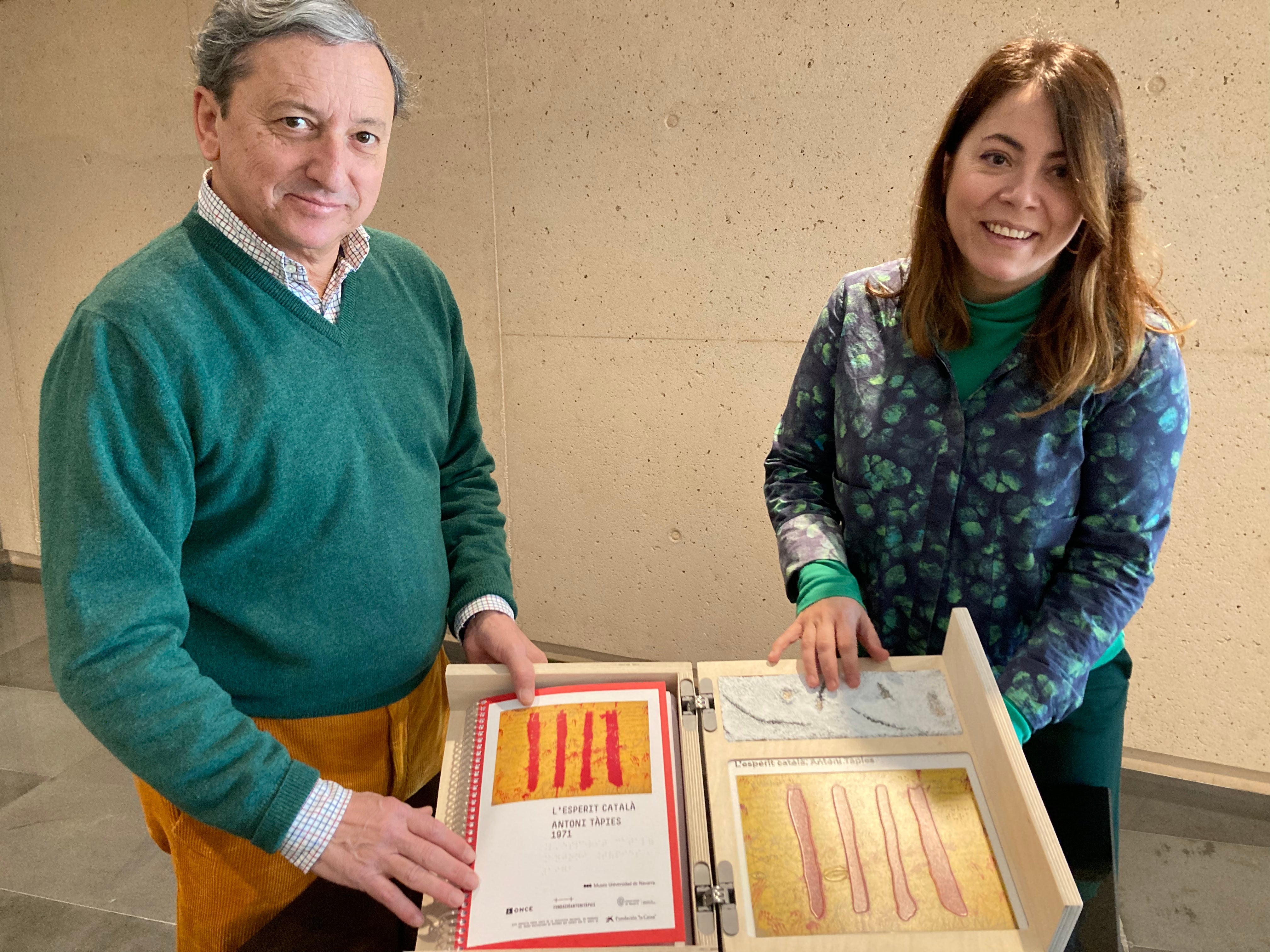 Izaskun Azcona; Delegada para Navarra de la Fundación "La Caixa": "A través de esta propuesta artística basada en la obra de Tápies en el año de su centenario, hemos convertido una de sus obras más icónicas en algo más que visual, algo "tocable", en algo "leíble"..." Izaskun Azcona; Delegada para Navarra de la Fundación "La Caixa": "A través de esta propuesta artística basada en la obra de Tápies en el año de su centenario, hemos convertido una de sus obras más icónicas en algo más que visual, algo "tocable", en algo "leíble"..."