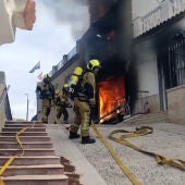 Efectivos de bomberos en el incendio de la vivienda de Aspe.