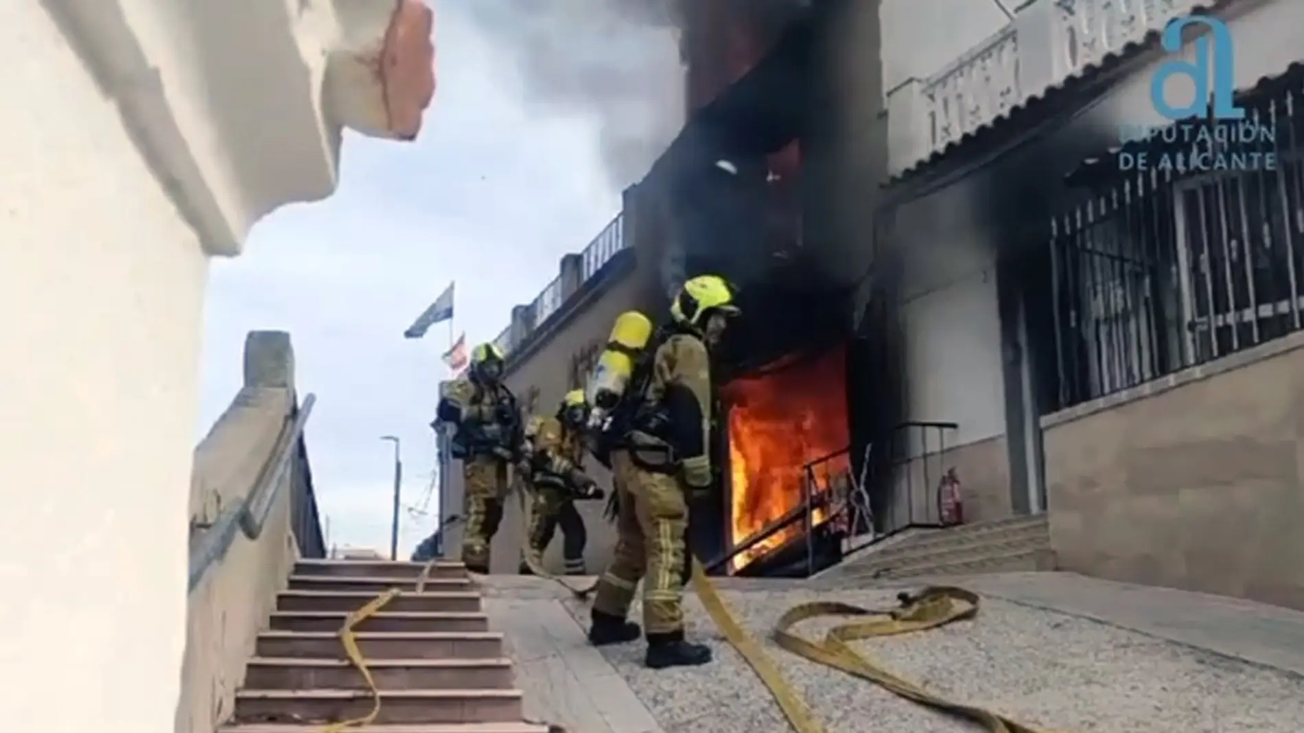 Efectivos de bomberos en el incendio de la vivienda de Aspe.