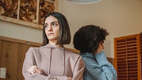 Dos mujeres que no conf&iacute;an la una en la otra 