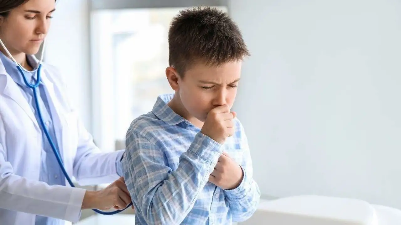 Niño tosiendo en la consulta del médico Niño tosiendo en la consulta del médico