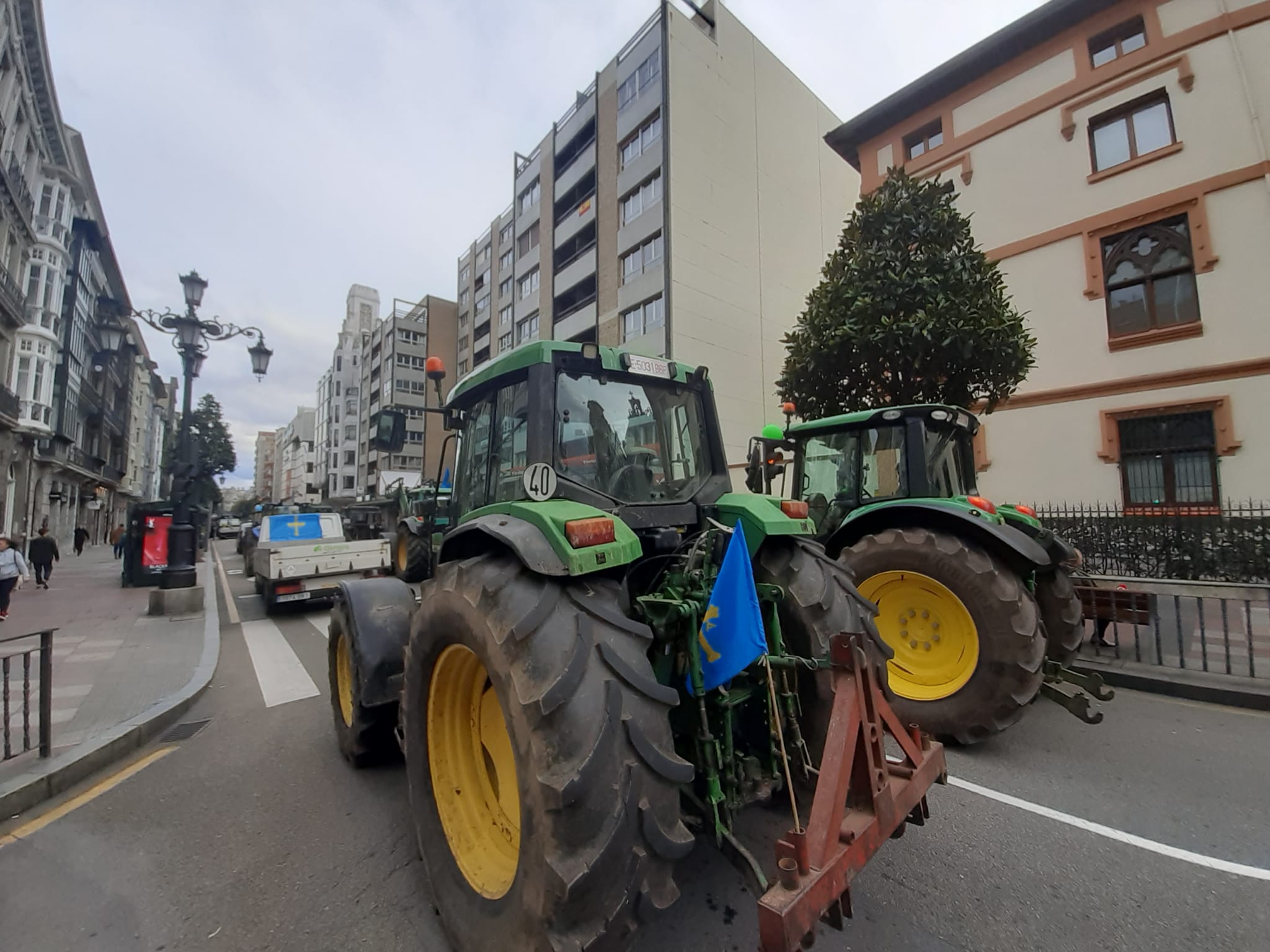 Decenas de tractores pasan la noche en el centro de Oviedo Decenas de tractores pasan la noche en el centro de Oviedo