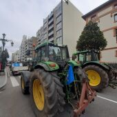 Decenas de tractores pasan la noche en el centro de Oviedo