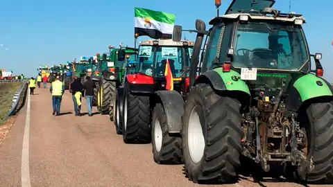 Tercera jornada de protestas agrarias con momentos de tensión en Zafra y una decena de carreteras cortadas en la región Tercera jornada de protestas agrarias con momentos de tensión en Zafra y una decena de carreteras cortadas en la región