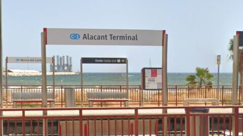 La playa de San Gabriel est&aacute; al otro lado de las v&iacute;as del tren