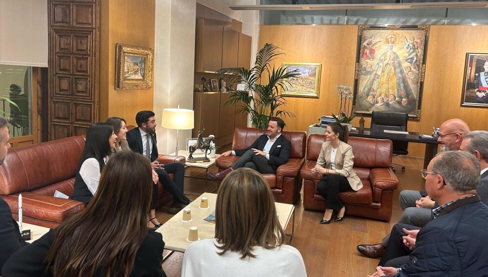 Los integrantes de la tripleta de la Trencà del Guió de Elche han sido recibidos por el alcalde Pablo Ruz.