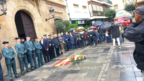 Minuto de silencio en Algeciras por los guardias civiles asesinados tras embestir una narcolancha su embarcación El fiscal jefe de Cádiz denuncia la lucha de la Guardia Civil contra los narcos se da "en absoluta inferioridad"