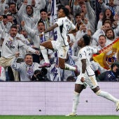 Los jugadores brasileños del Real Madrid, Rodrygo y Vinicius Jr, celebran el cuarto gol del equipo