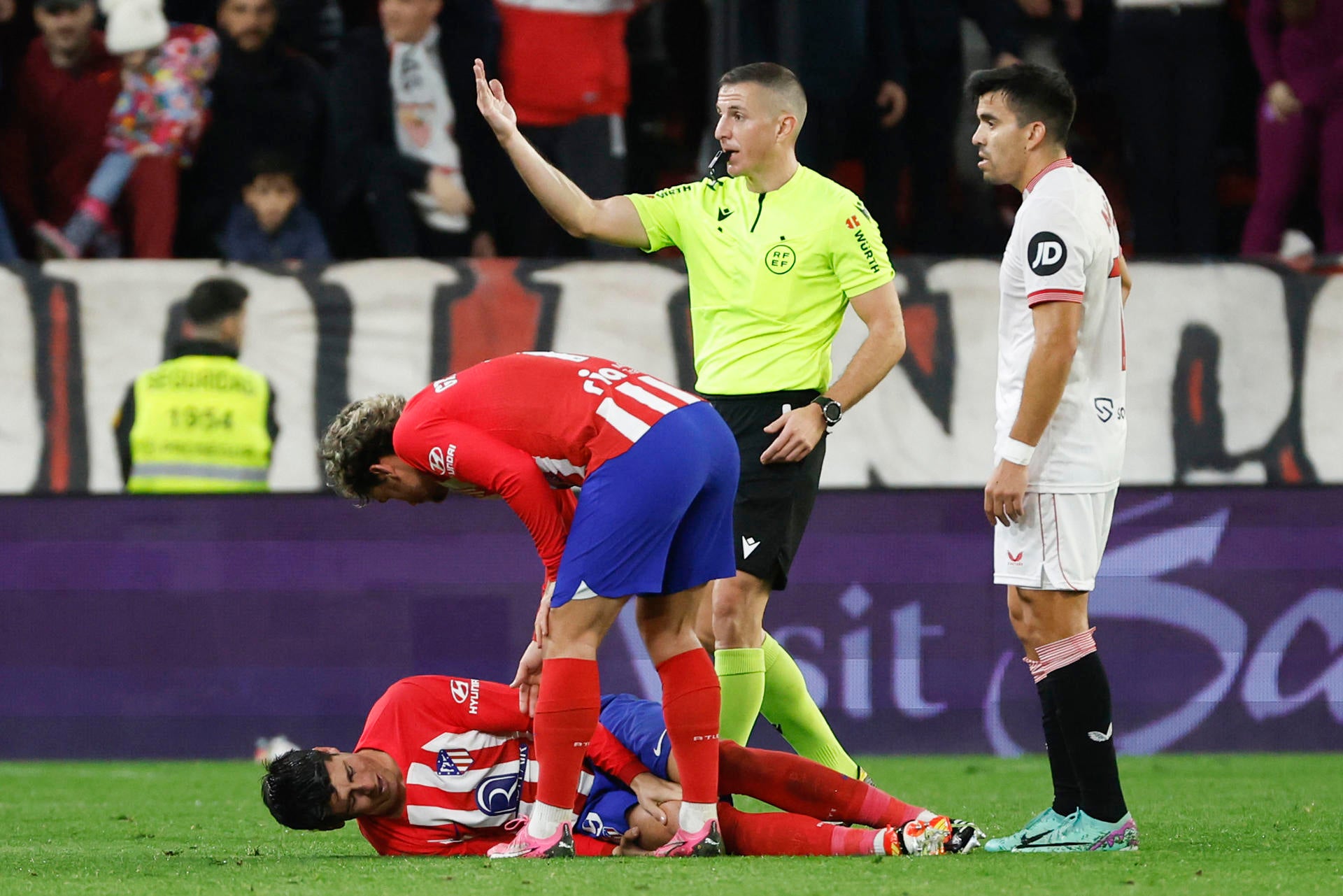 Morata se marcha llorando del Pizjuán por una lesión en la rodilla derecha Morata se marcha llorando del Pizjuán por una lesión en la rodilla derecha