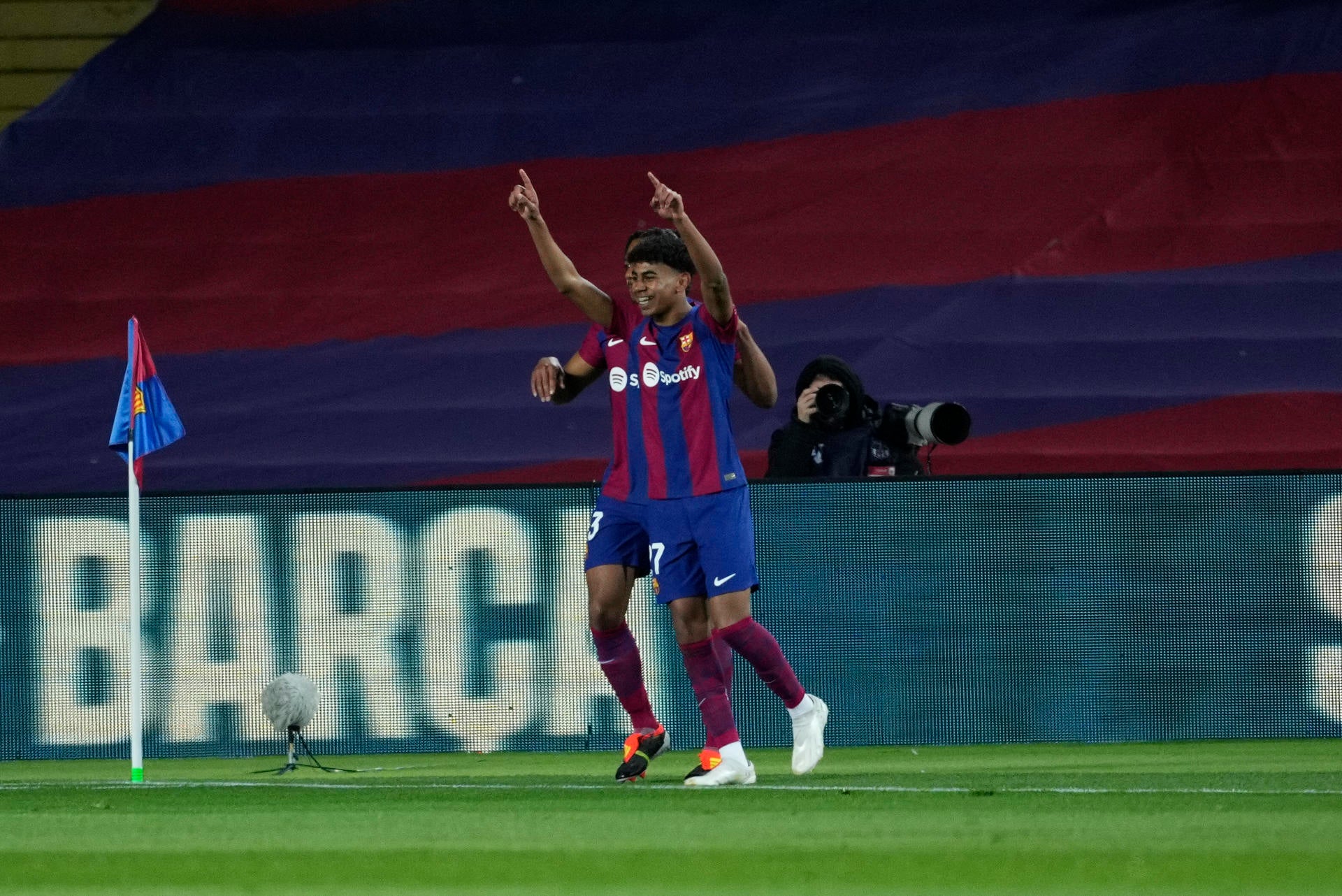 Lamine Yamal rescata un empate para el Barcelona ante el Granada Lamine Yamal rescata un empate para el Barcelona ante el Granada