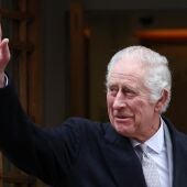 El rey Carlos III de Gran Bretaña saluda a su salida de la clínica de Londres el 29 de enero de 2024